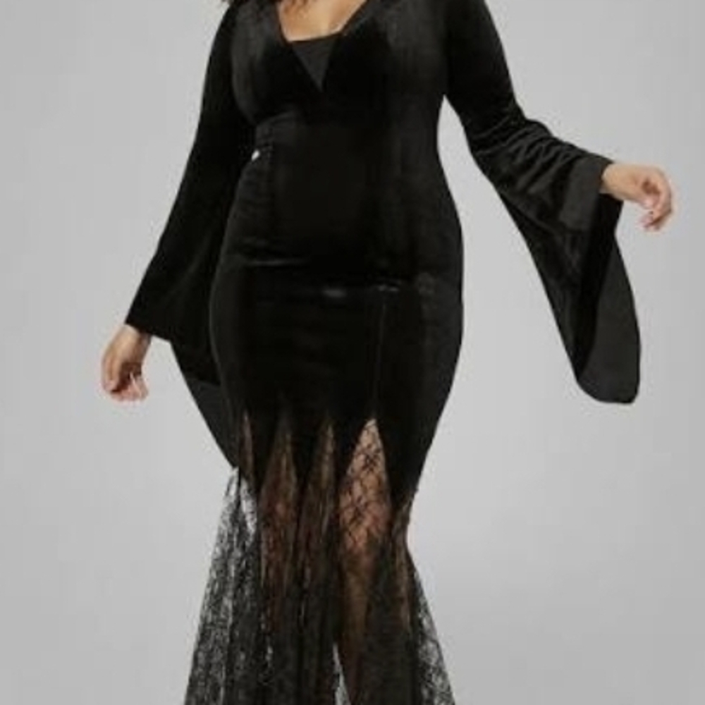 Elegant Black Dress with Lace Details - Picture 1 of 9